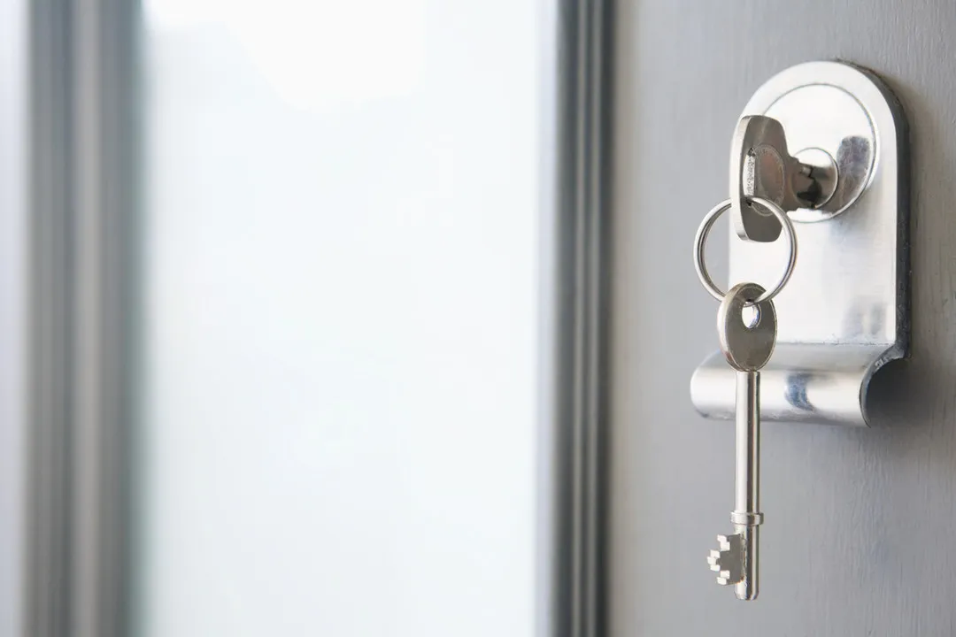 Clé dans la serrure d'un bien immobilier