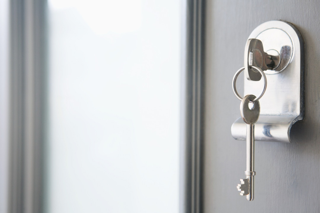 Clé dans la serrure d'un bien immobilier