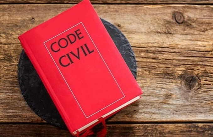 Code civil sur le bureau du cabinet